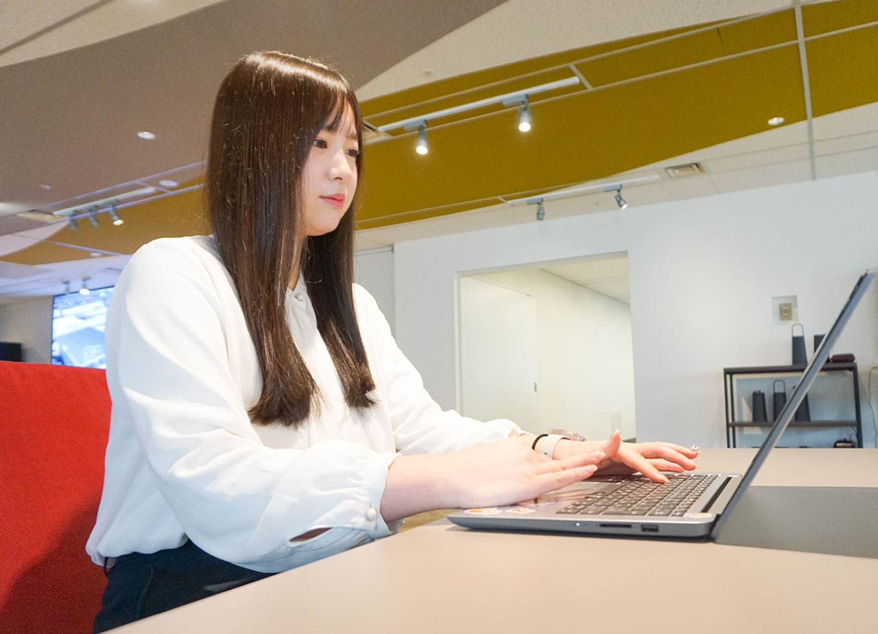 レジで大事なのは“アイコンタクト”。手腕が買われて全国の新店舗に派遣